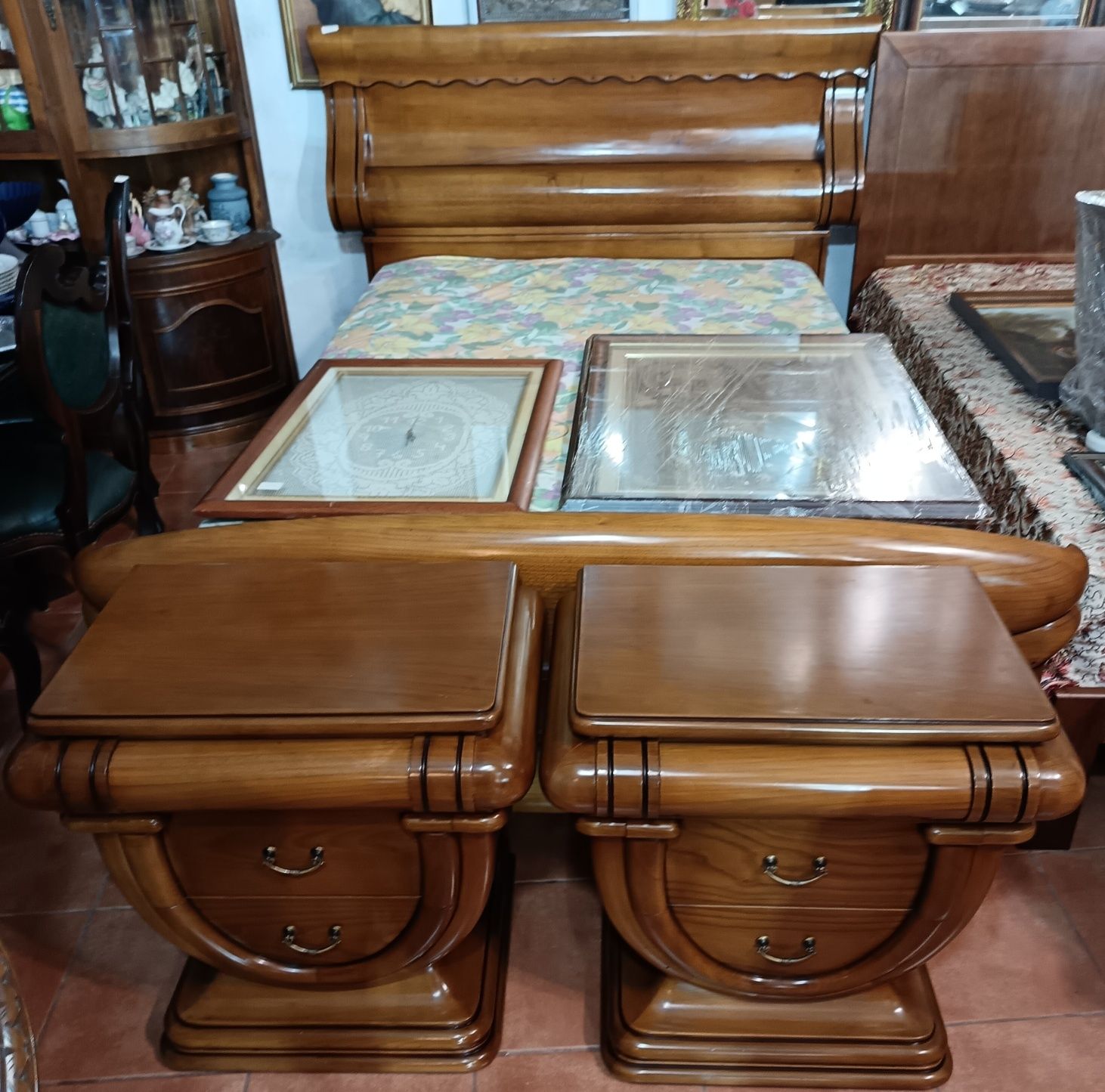 Cama casal com gavetões e mesinhas