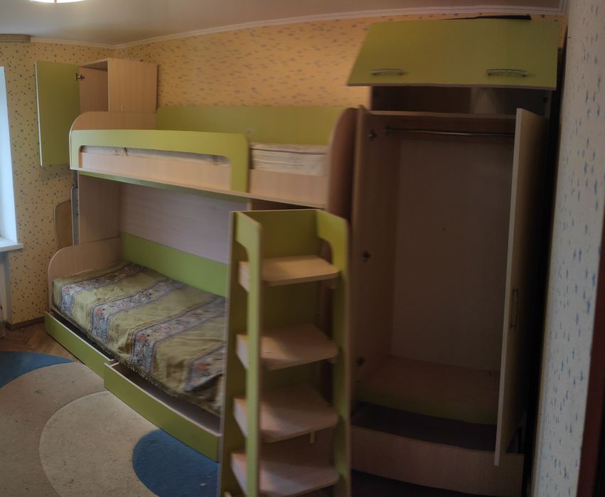 Дитяча спальня Двохповерхове ліжко Шафа Стіл Полиці