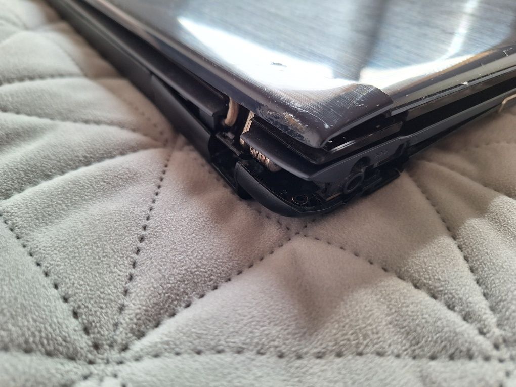 Laptop 15.6 intel core i3 samsung uszkodzony sprawna bateria