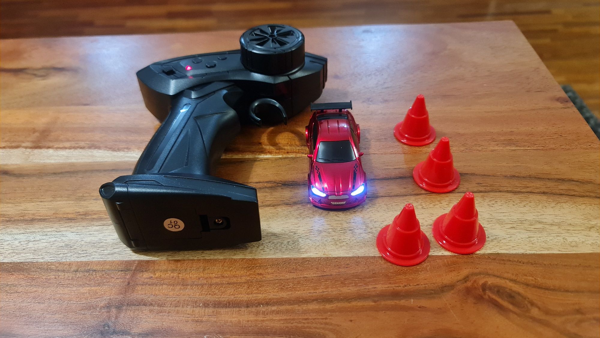 Samochód zdalnie sterowany Drifter w skali 1:64 z etui i pachołkami