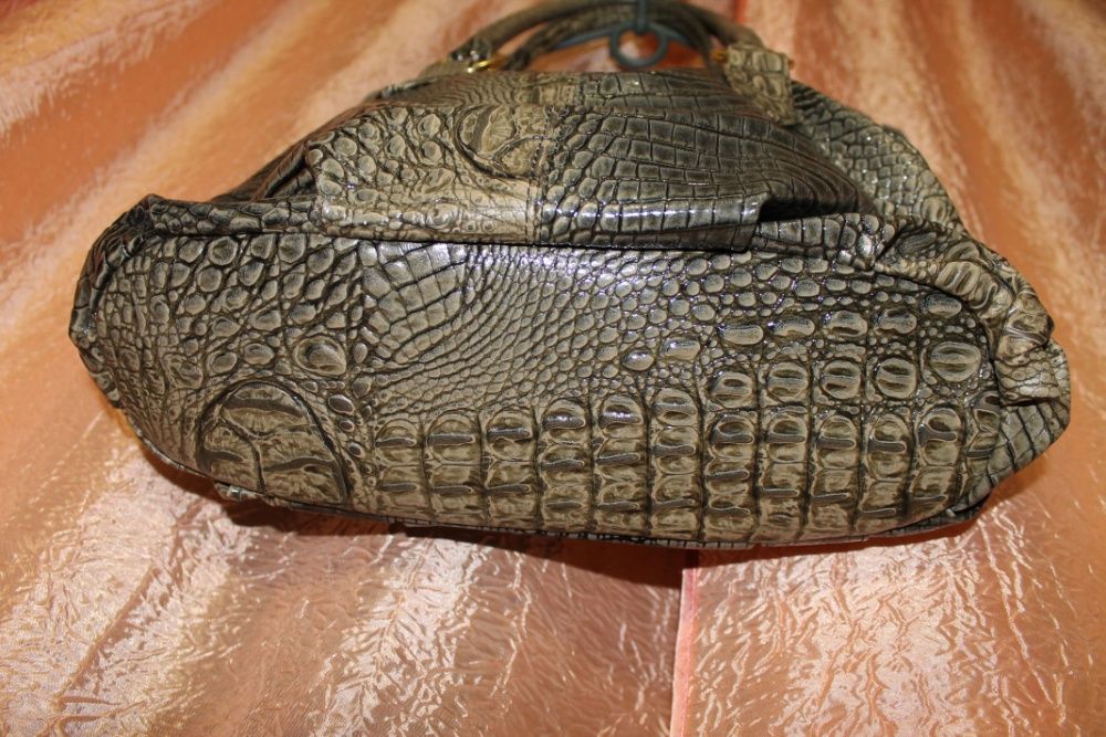 Эксклюзивная сумка с имитацией под крокодиловую кожу.