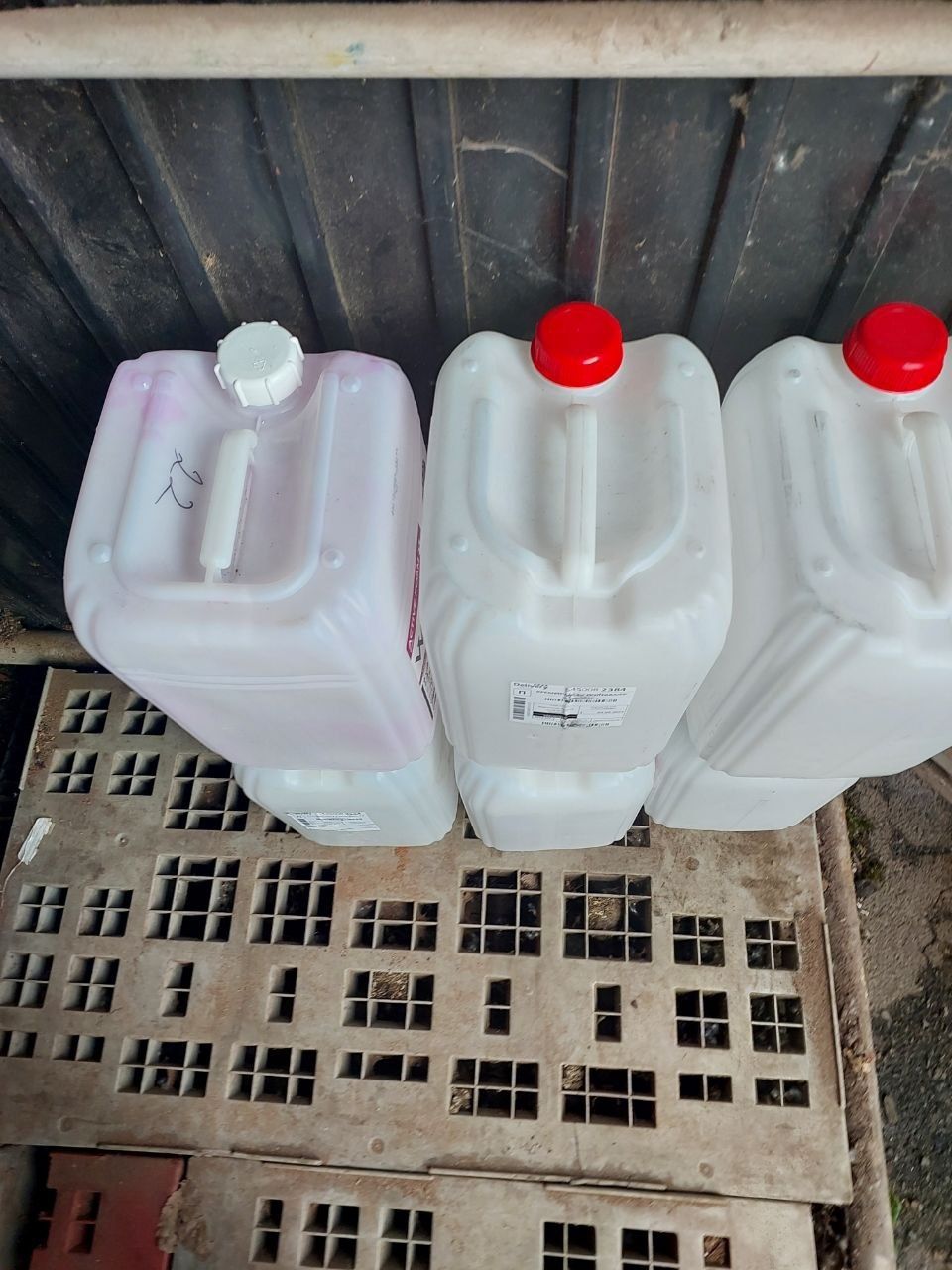 Продам каністри 20 л