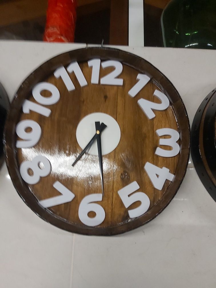Relógio feito de tampo de barril