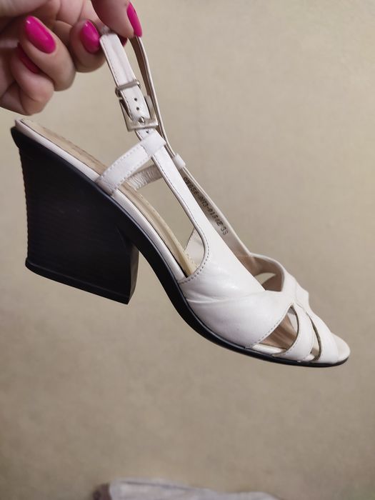 Шкіряні босоніжки