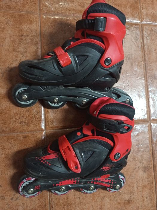 Patins em linha vermelho
