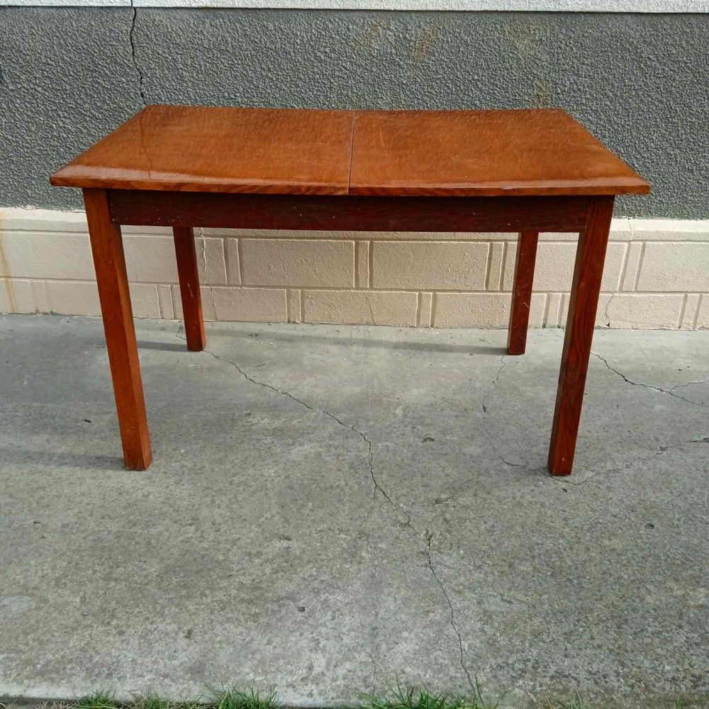 деревʼяний стіл