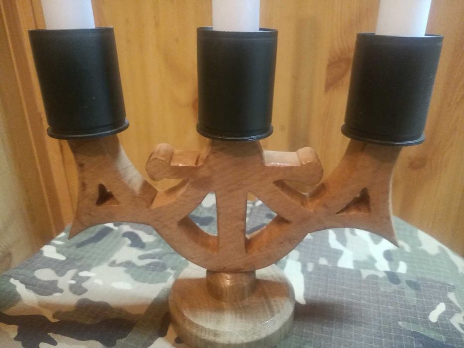 Канделябр на три свічки у формі тризуба з гранатометних гільз 40 мм.