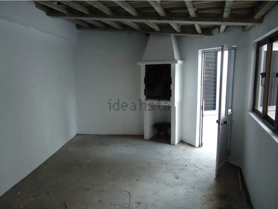 Moradia Duplex T4 em Condomínio Fechado com Pátio e Garagem no Cacém