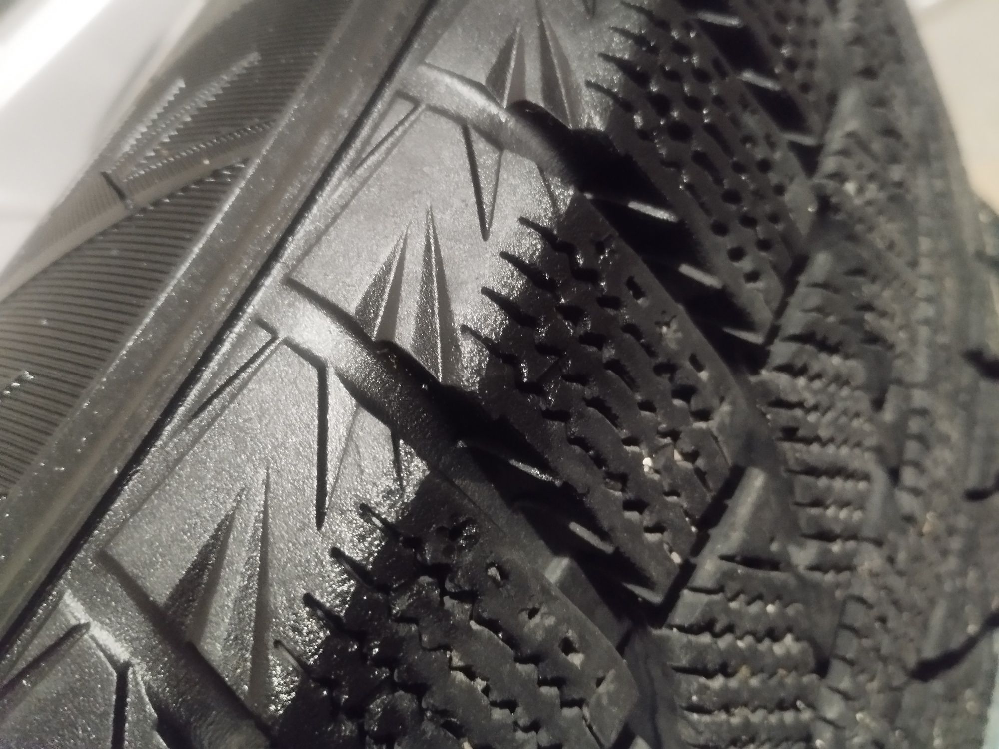 Шини 215 60 r16 зима Hankook winter i*cept iz2, 8.5 мм, 21 року