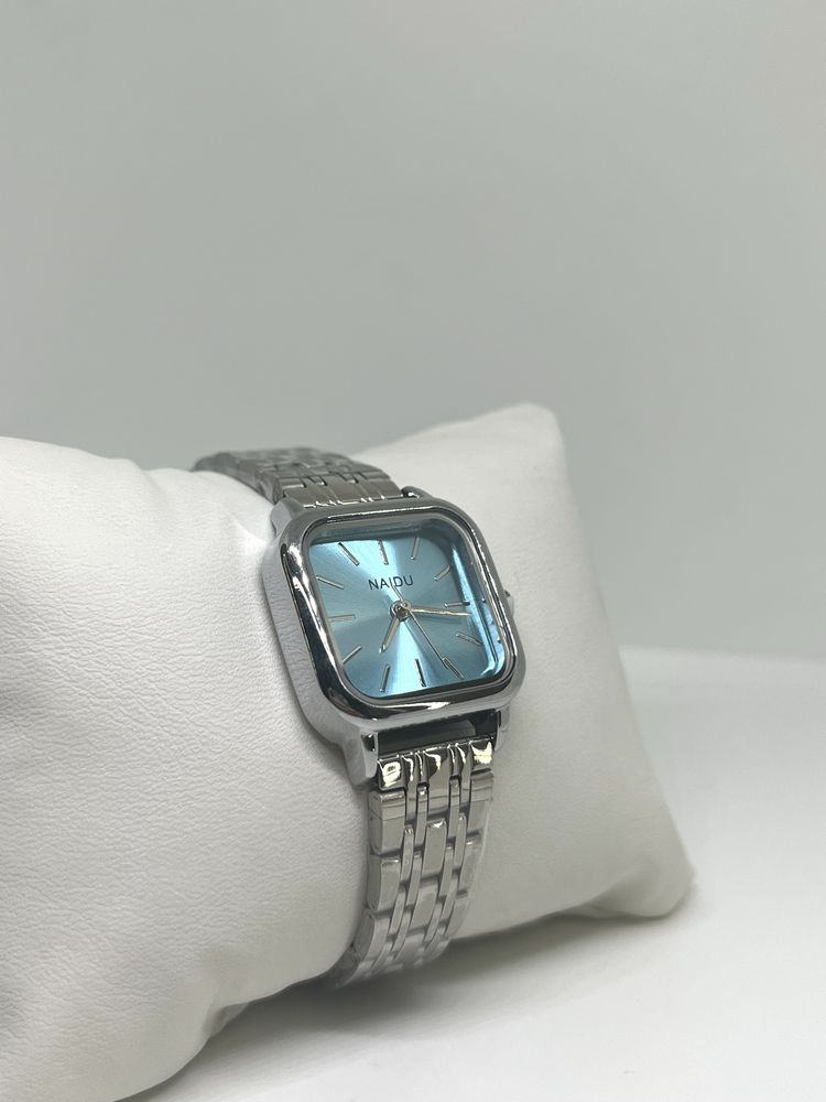 Srebrny kwadratowy zegarek z niebieską tarczą damski