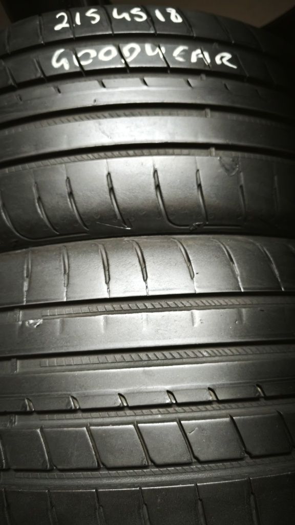Pneus  215/45/18