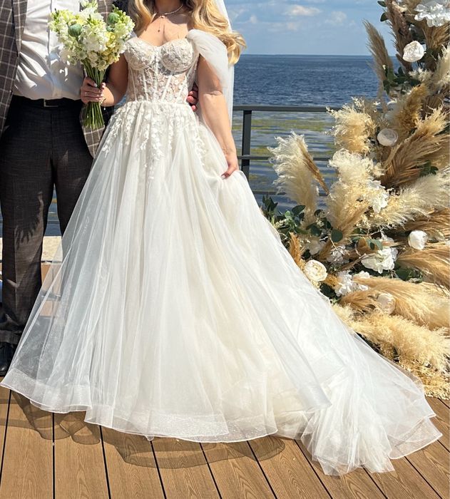 Весільна сукня з шлейфом