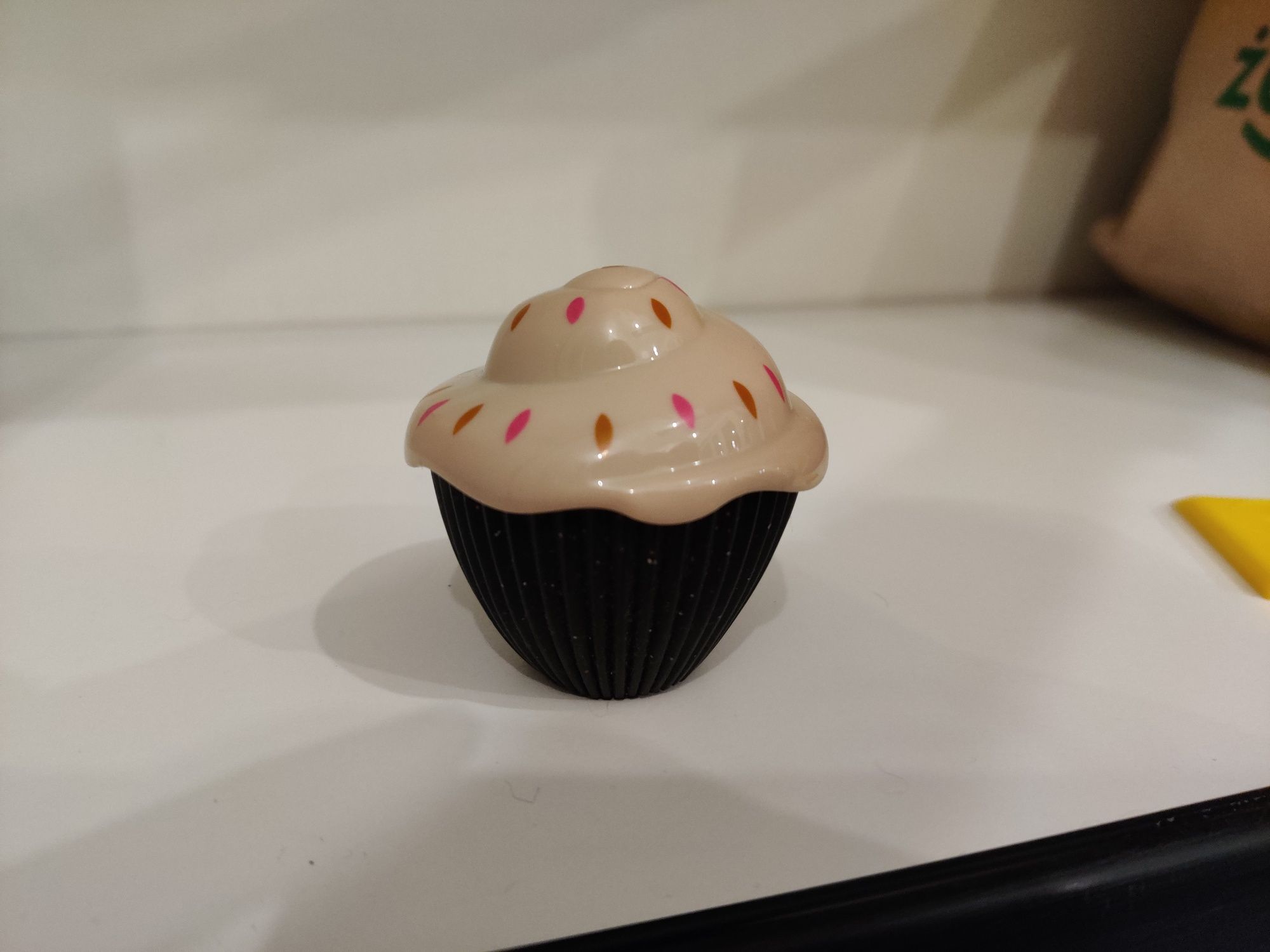 Laleczka babeczka Carmella z Mini Cupcake Surprise Emco 8 cm