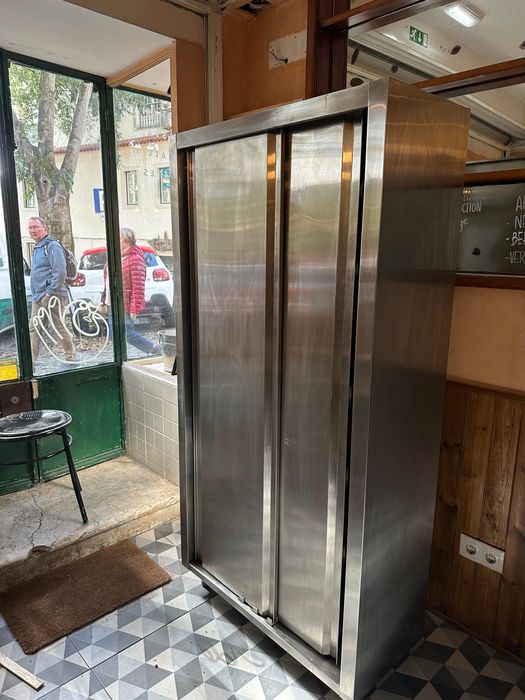 Armário de cozinha em inox: profissional, em ótimo estado (Alfama)