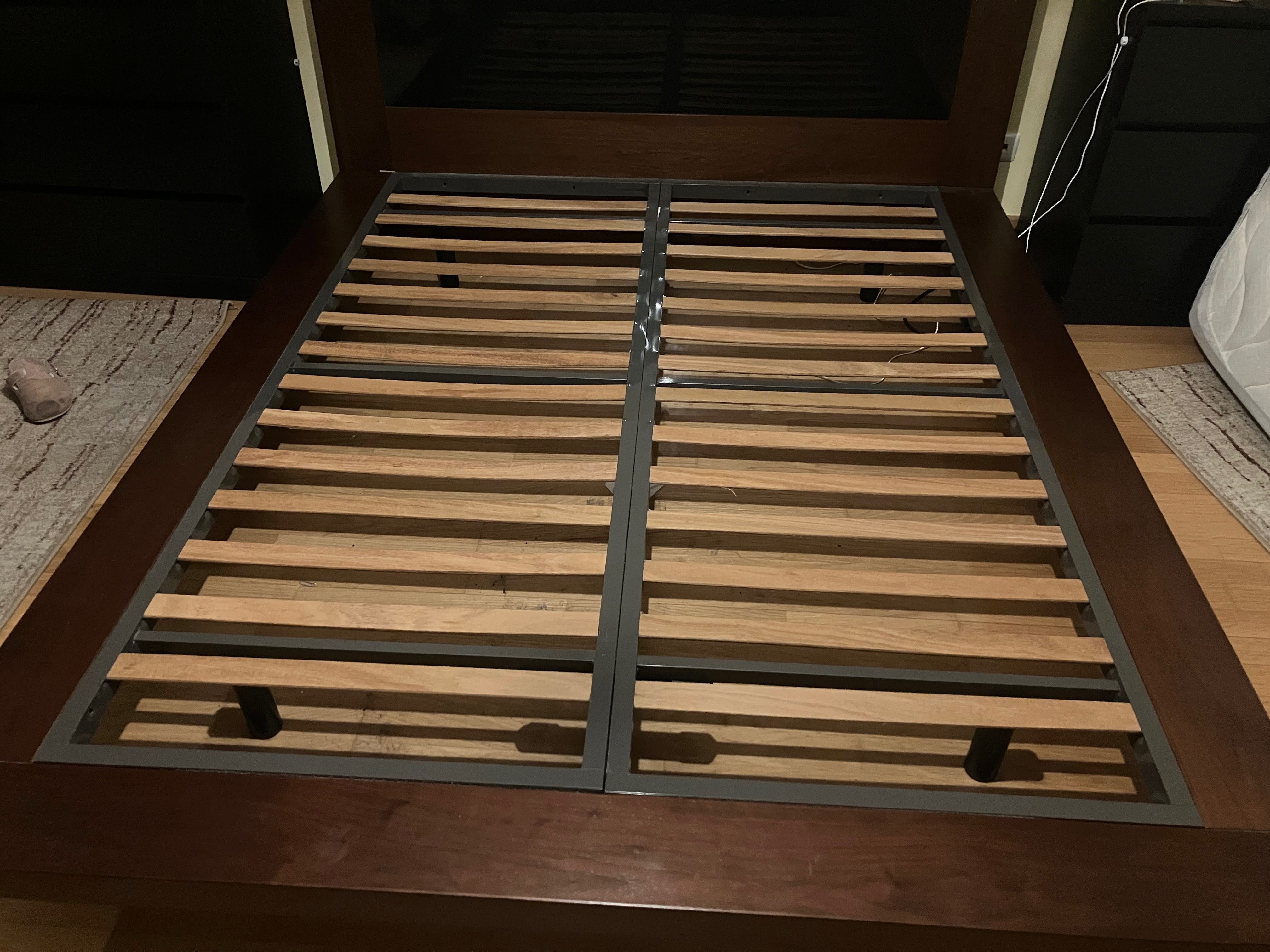Vende-se cama de casal ( 2 mesas de cabeceira incluídas)