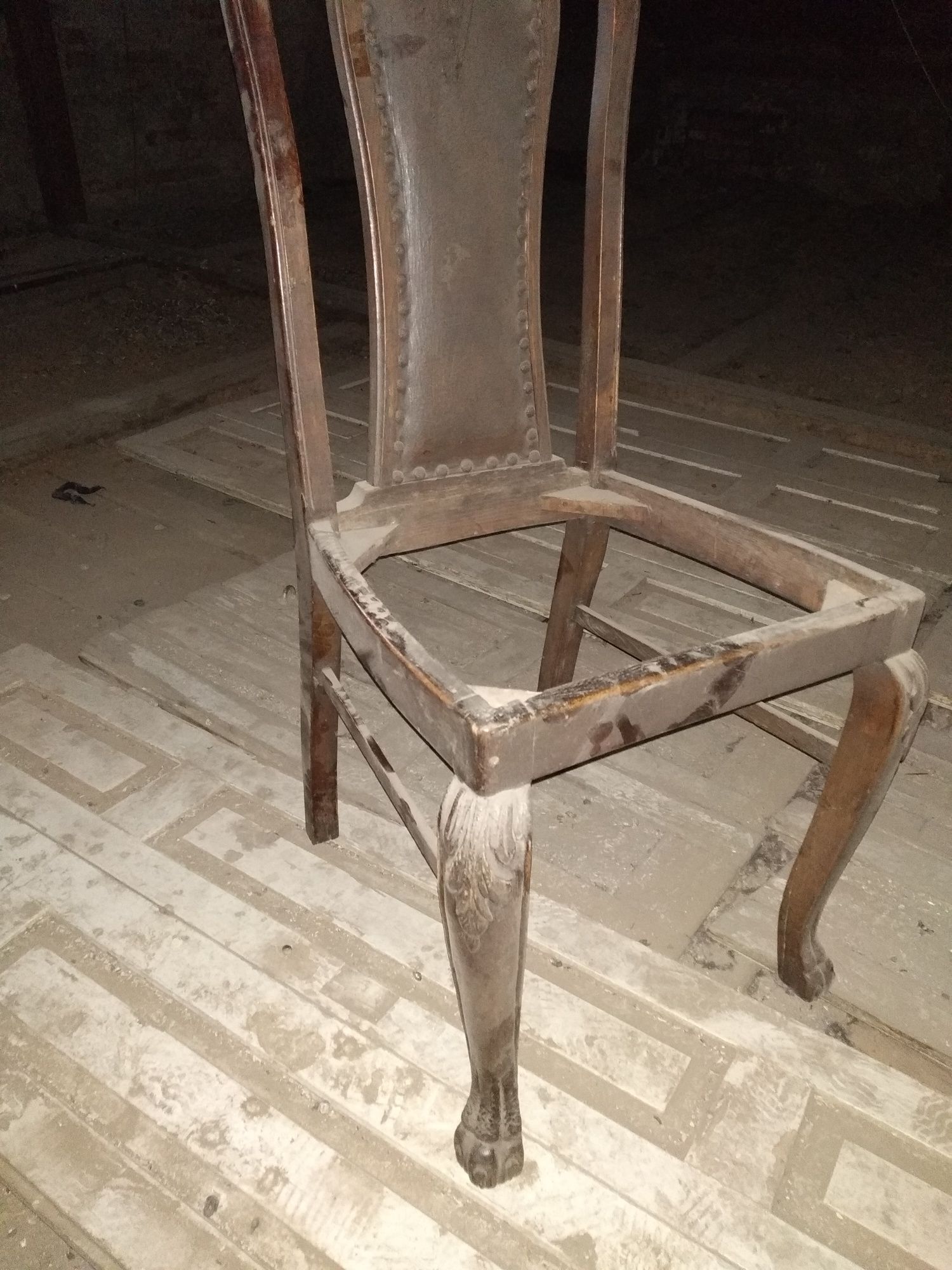 Dwa antyczne krzesła