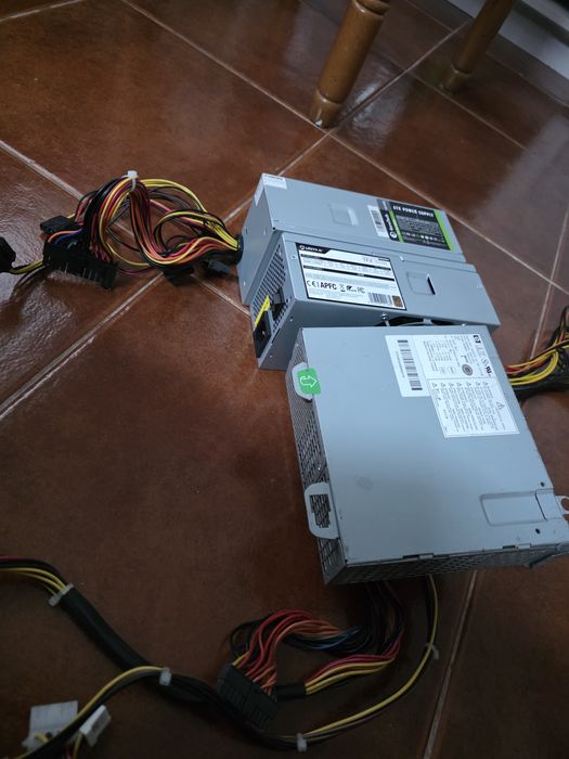 Várias fontes de alimentação para computadores