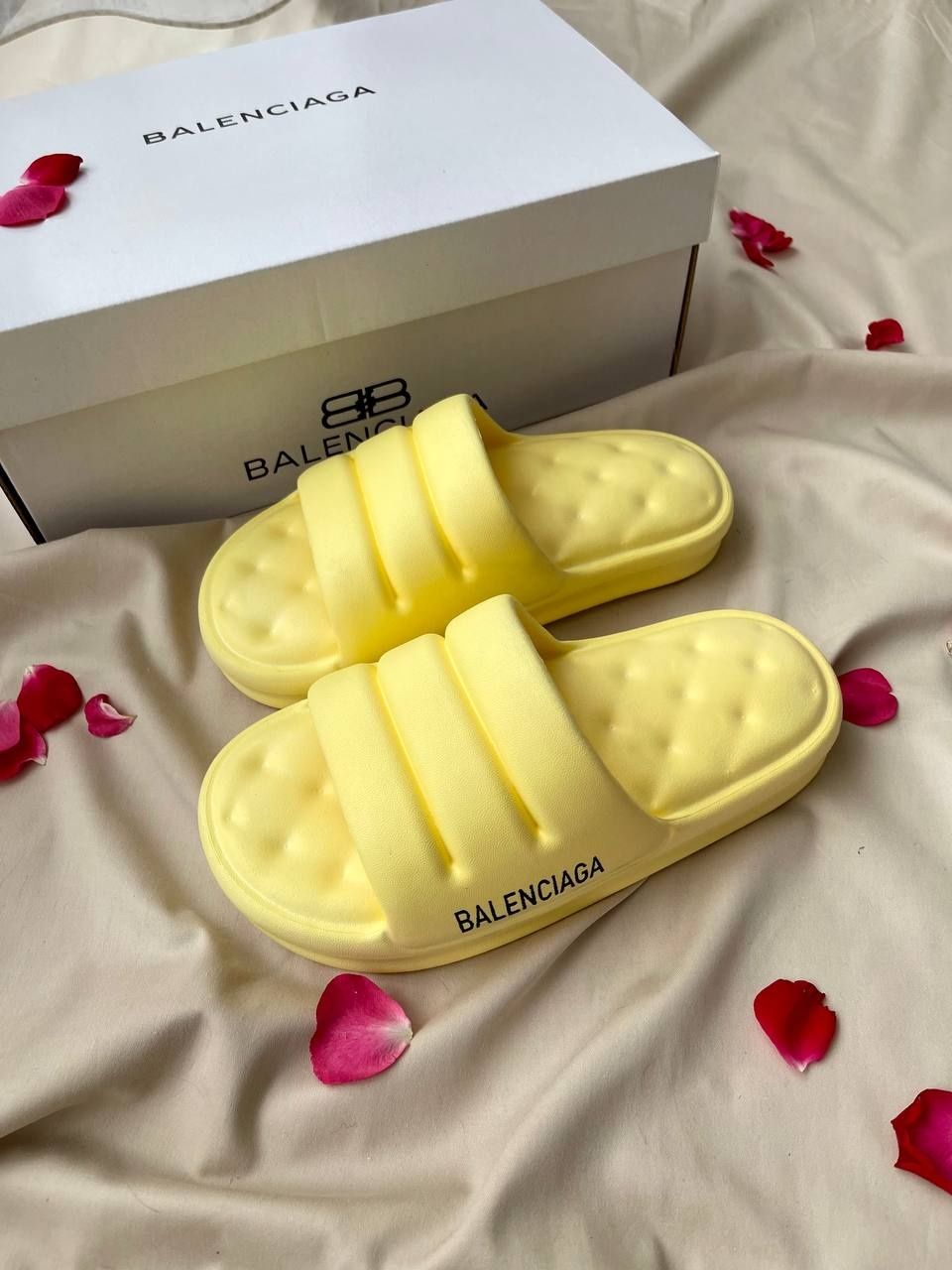 Жіночі шльопанці Balenciaga Puffy Slides ‘Yellow’