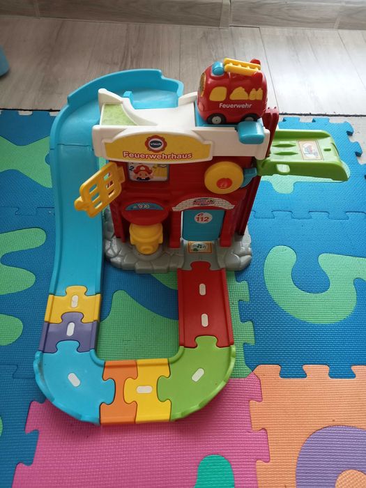 Remiza strażacka z samochodem firmy v-tech