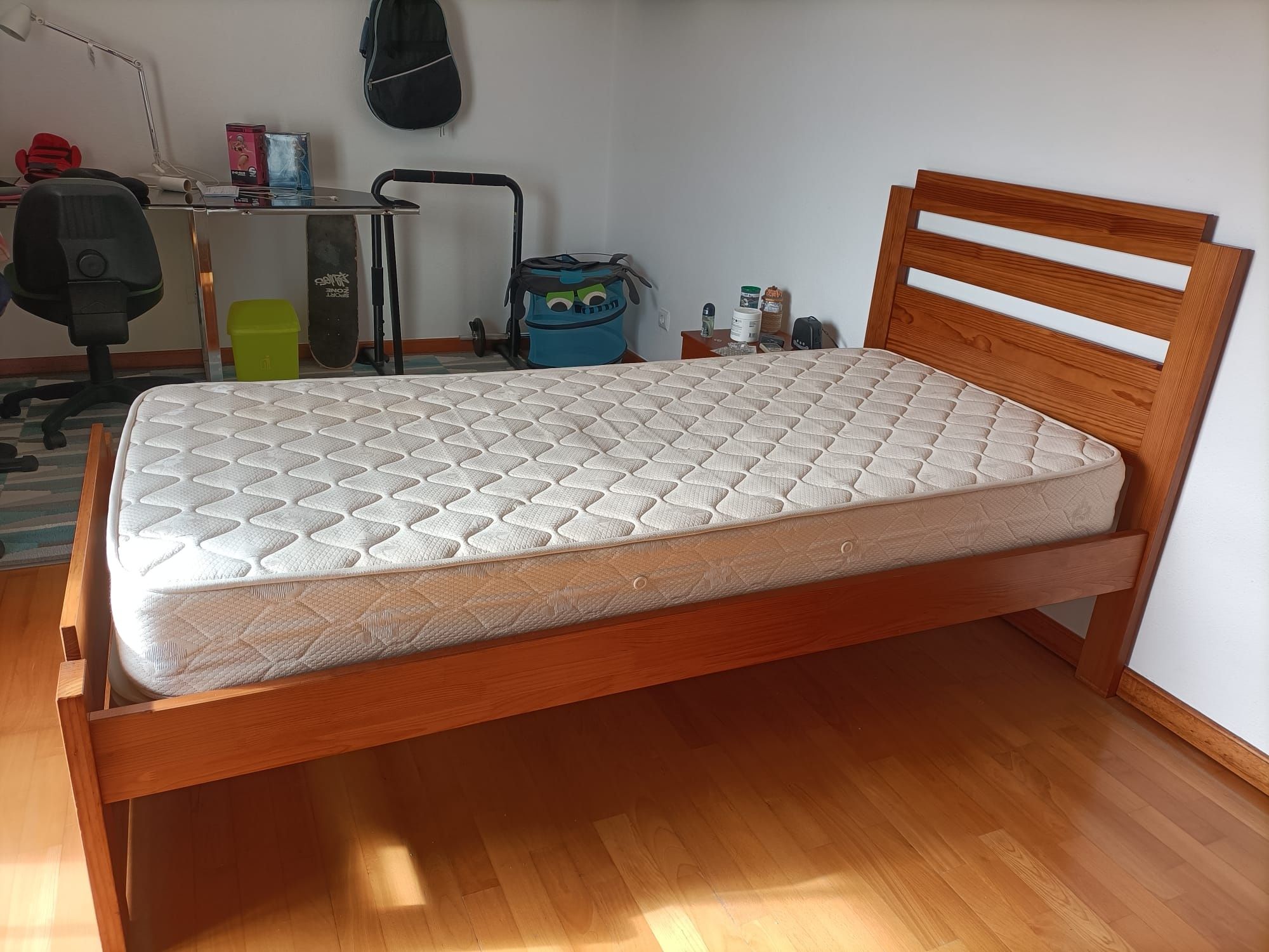 Cama individual com colchão