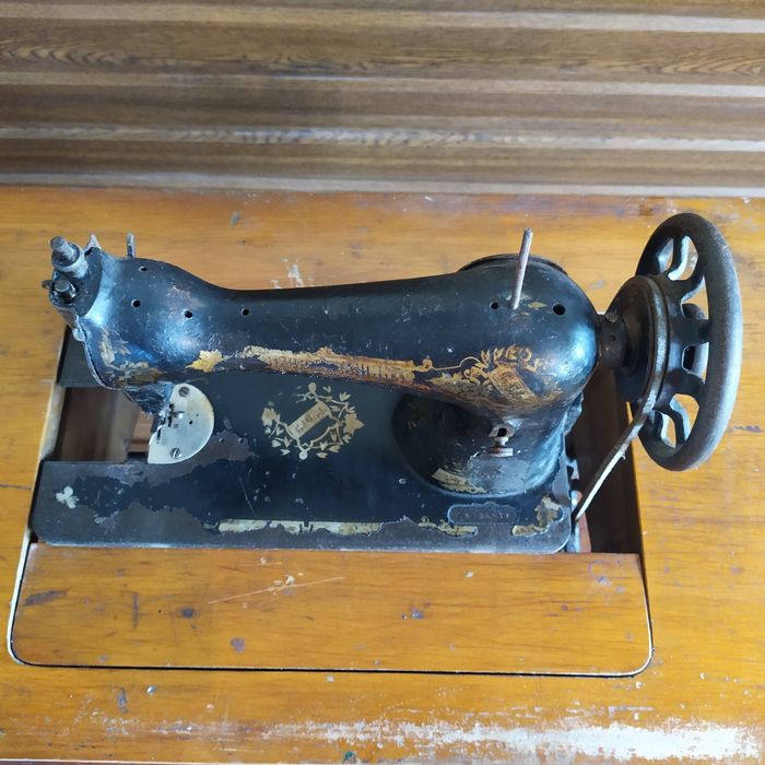 Швейна машина Держшвеймашина СССР 20-х років ножна з чавунною станиною