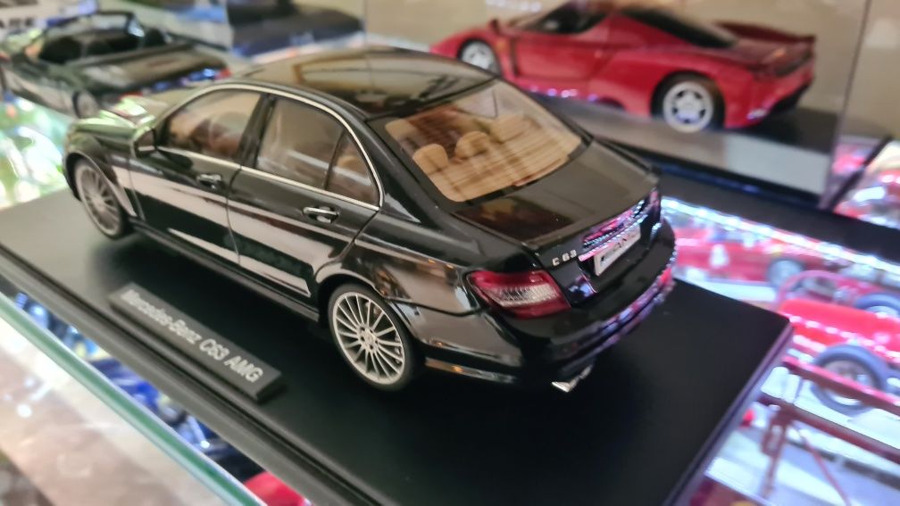 Wyjątkowy Mercedes C63 AMG Autoart 1 18