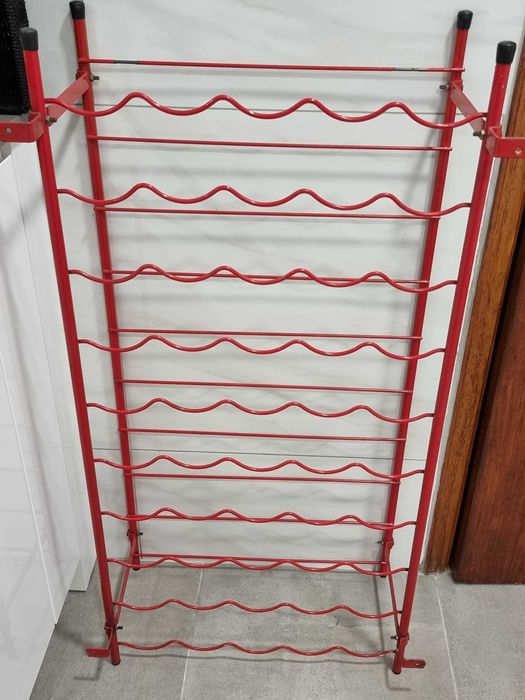 Garrafeira em metal revestido a material plástico vermelho