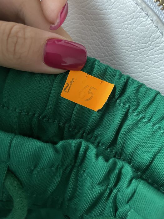 Nowe spodnie dresowe z przeszyciami rozmiar XL