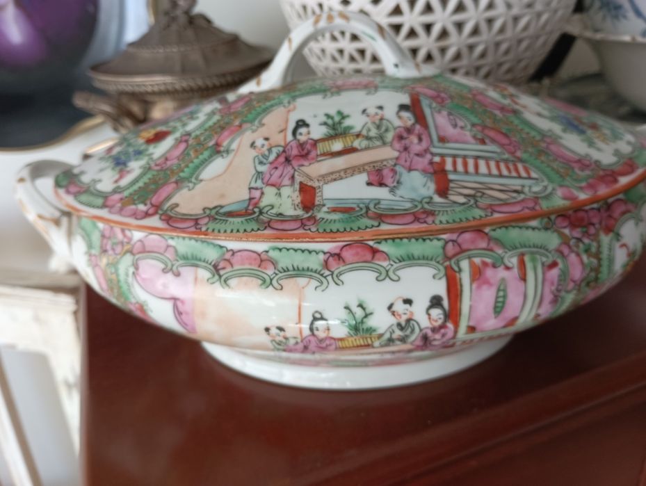 Lindíssima Terrina antiga, Mandarim Figuras