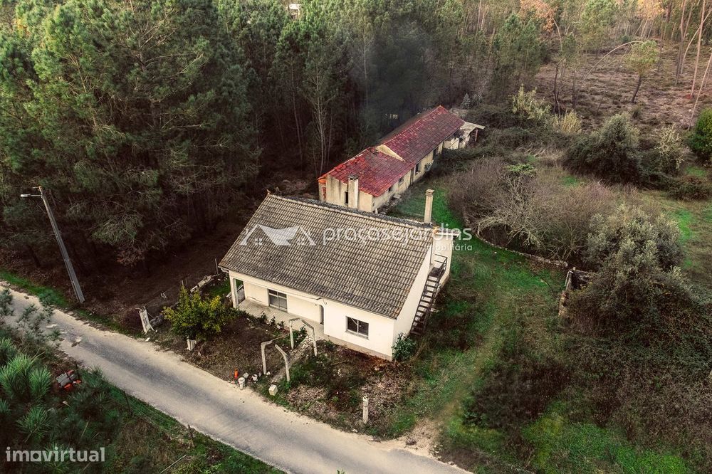 Moradia isolada térrea com anexos e terreno