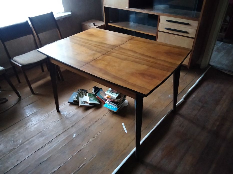 Stół w stylu art deco .