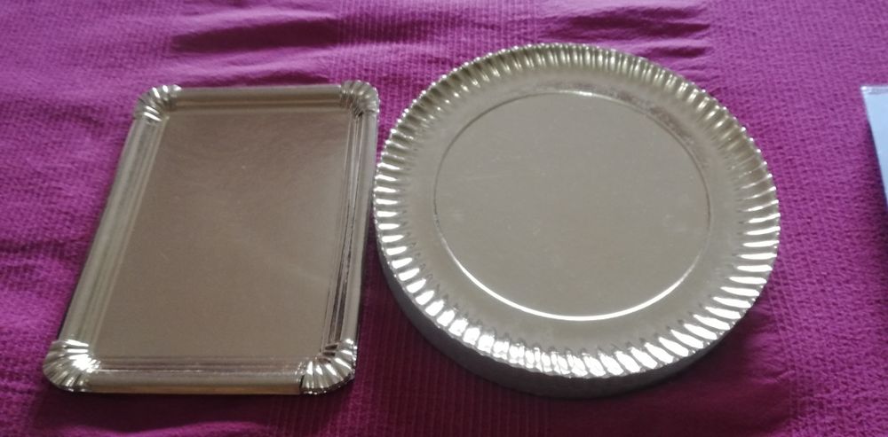 Pratos de bolo redondos..