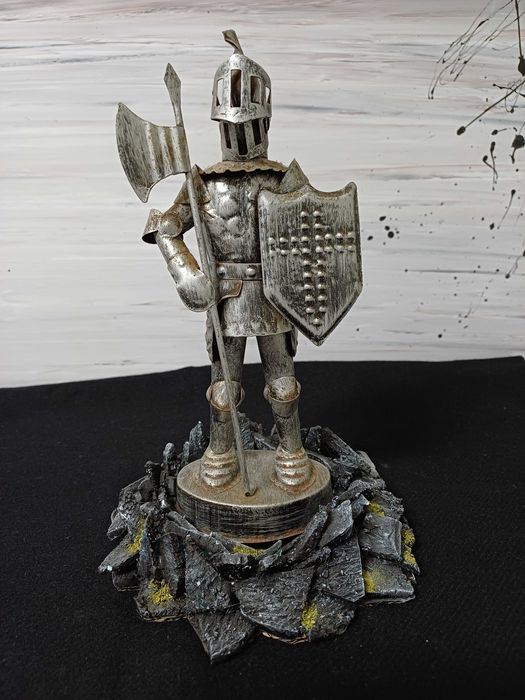 Soldado medieval em metal