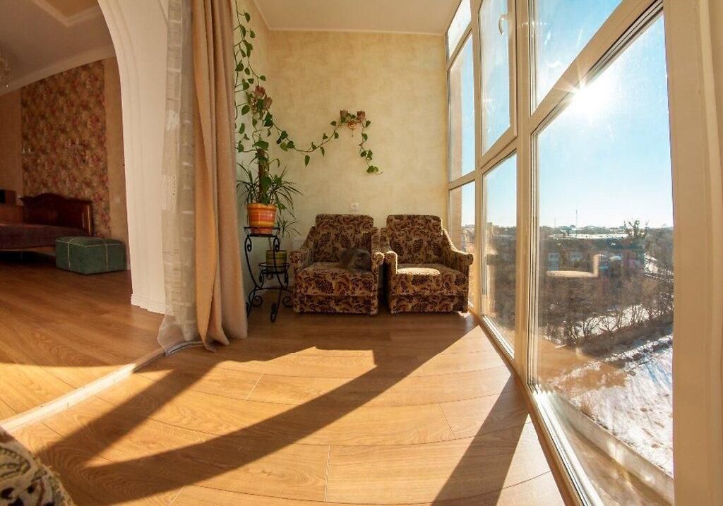 3-к, вул. Європейська 40в, Центр