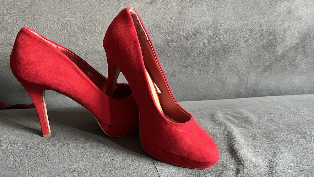 Piękne zamszowe czerwone szpilki 5/38
