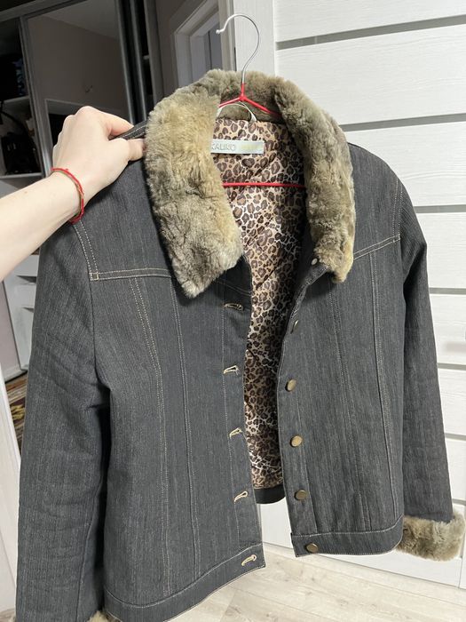 Демосезонна жіноча джинсова куртка в стилі гранж