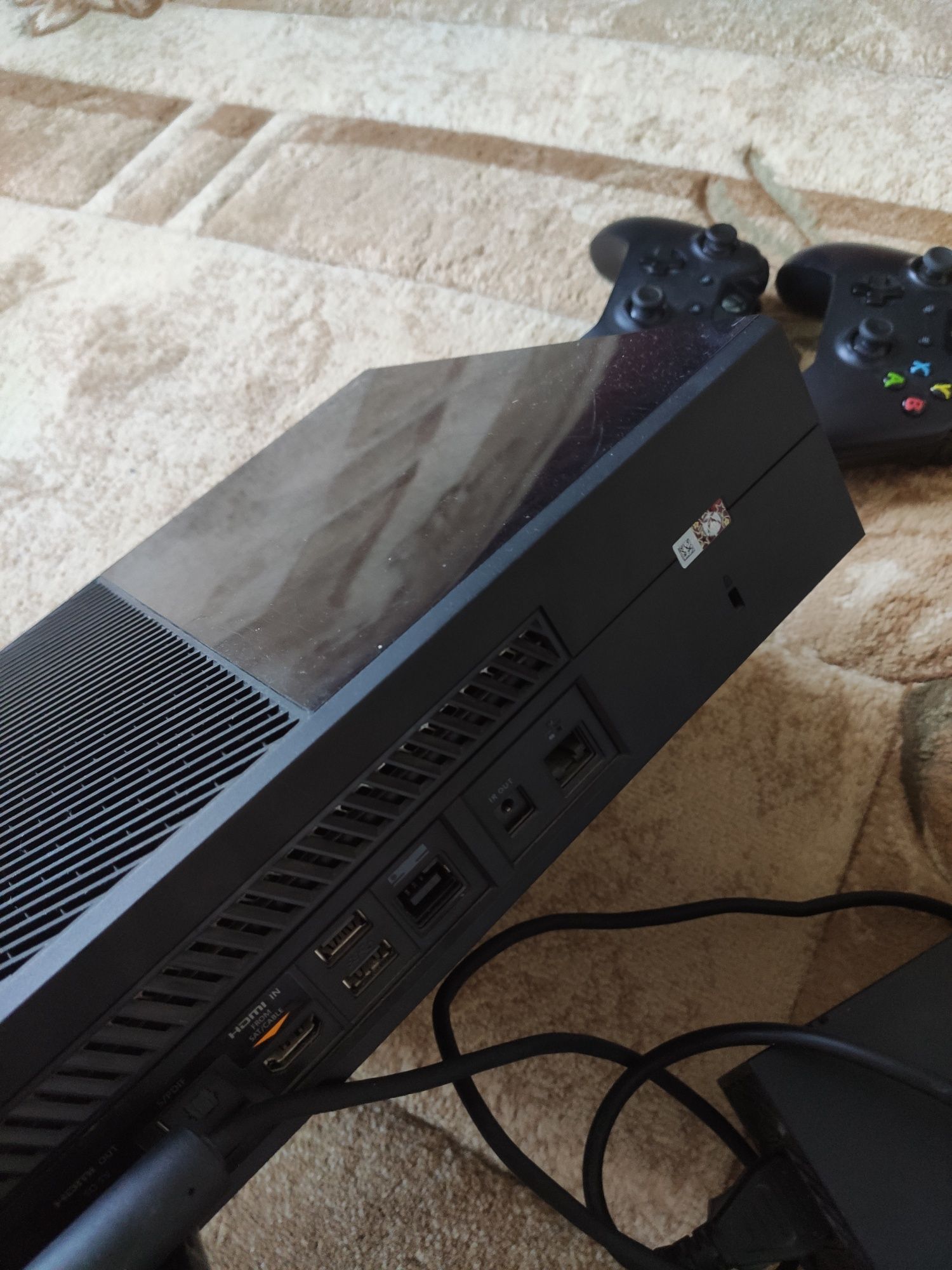 Xbox one 500gb + kinect + 2 геймпада