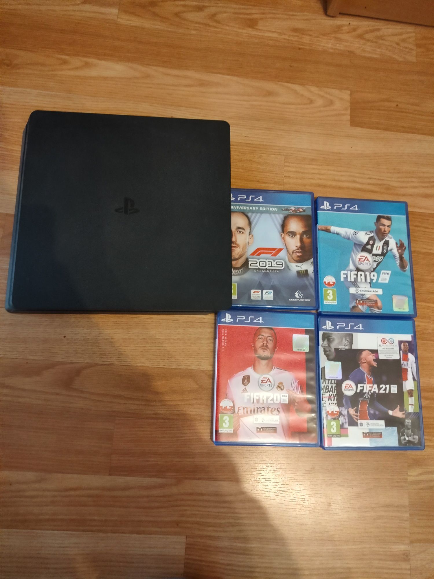 Konsola PS4 +cztery gry F1 2019,FIFA19 20,21