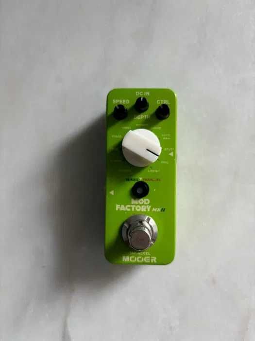 Pedais Guitarra (Looper BOSS RC-1 e Mooer Mod Factory MKII)