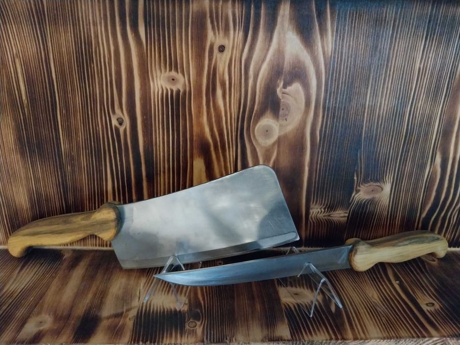 stary nóż z drewnianą rękojeścią