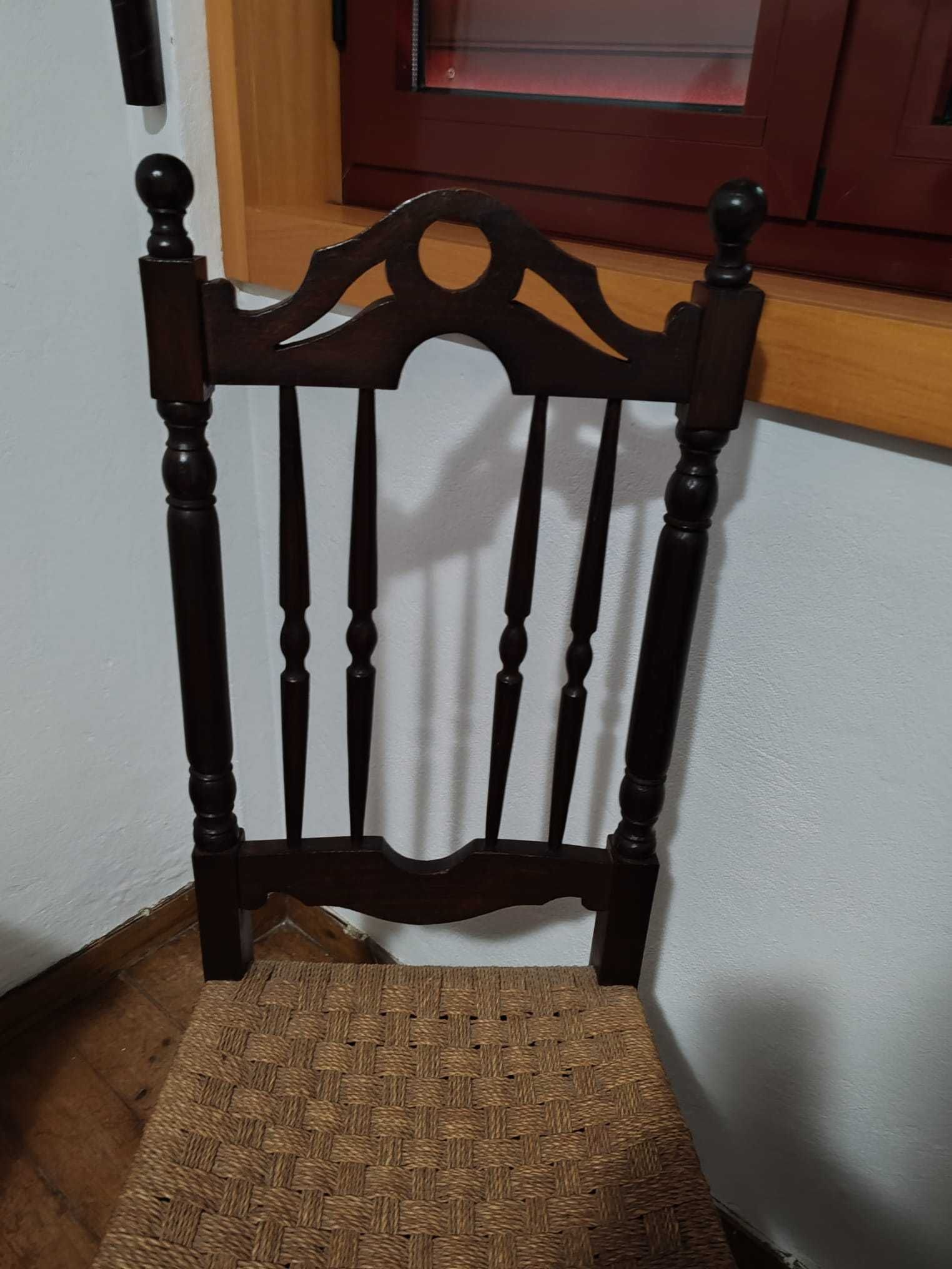 Cadeira em madeira com o assento em corda. Nova.