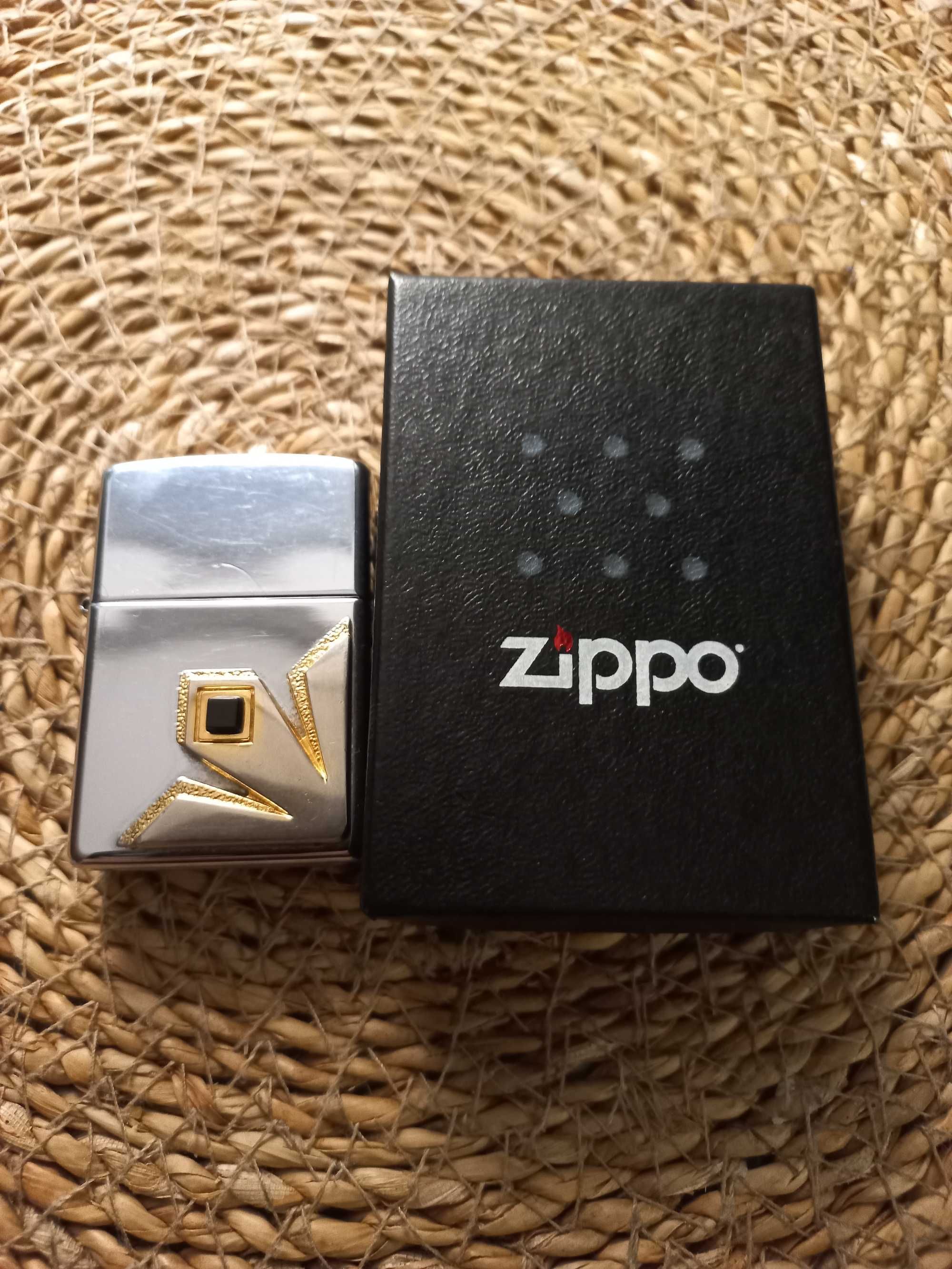 Zippo z czarnym kamieniem i złotym emblematem. Polecam!!!