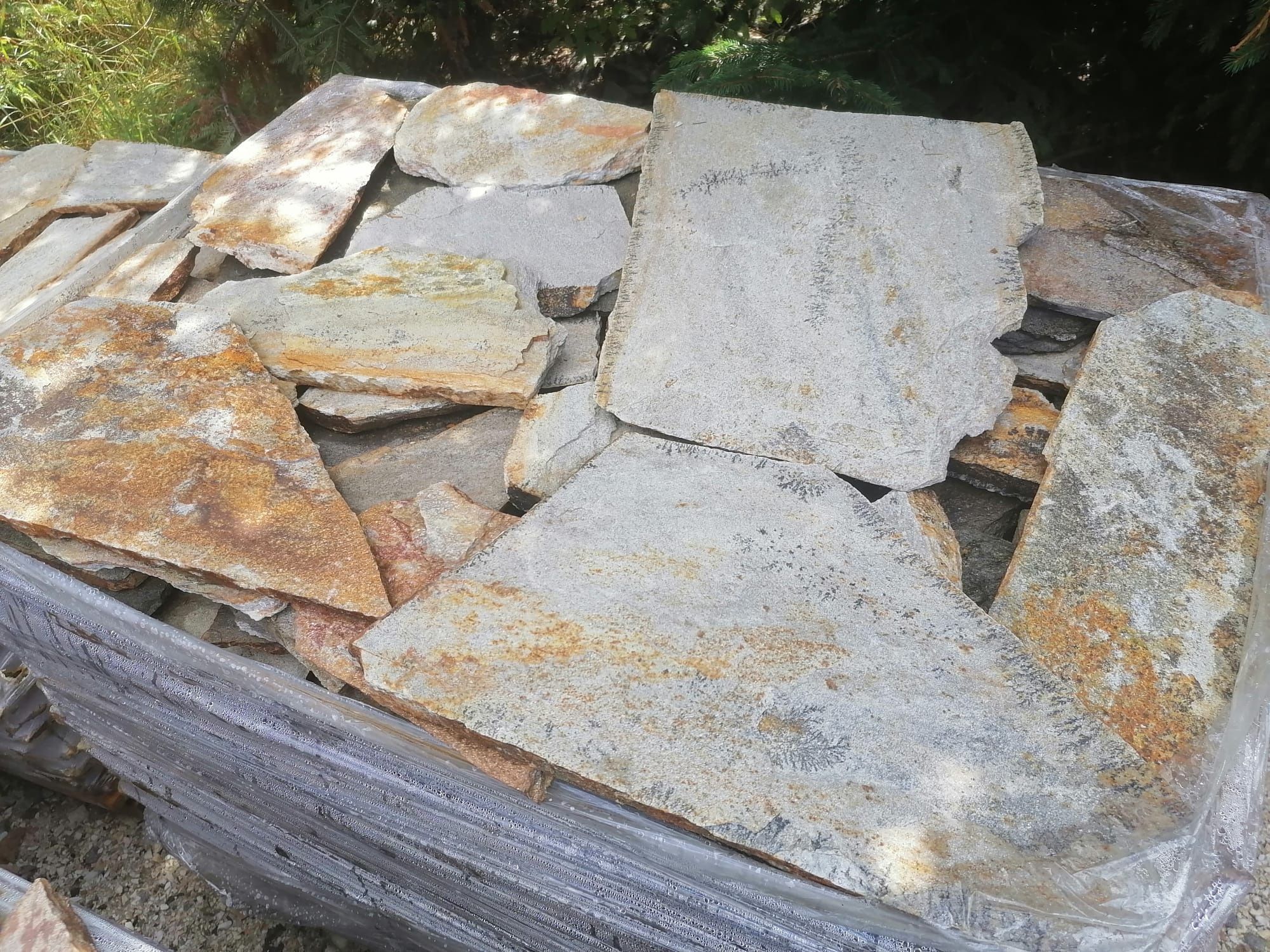 Kamień elewacyjny naturalny gnejs na elewację podjazd płaski gr 1-3 cm