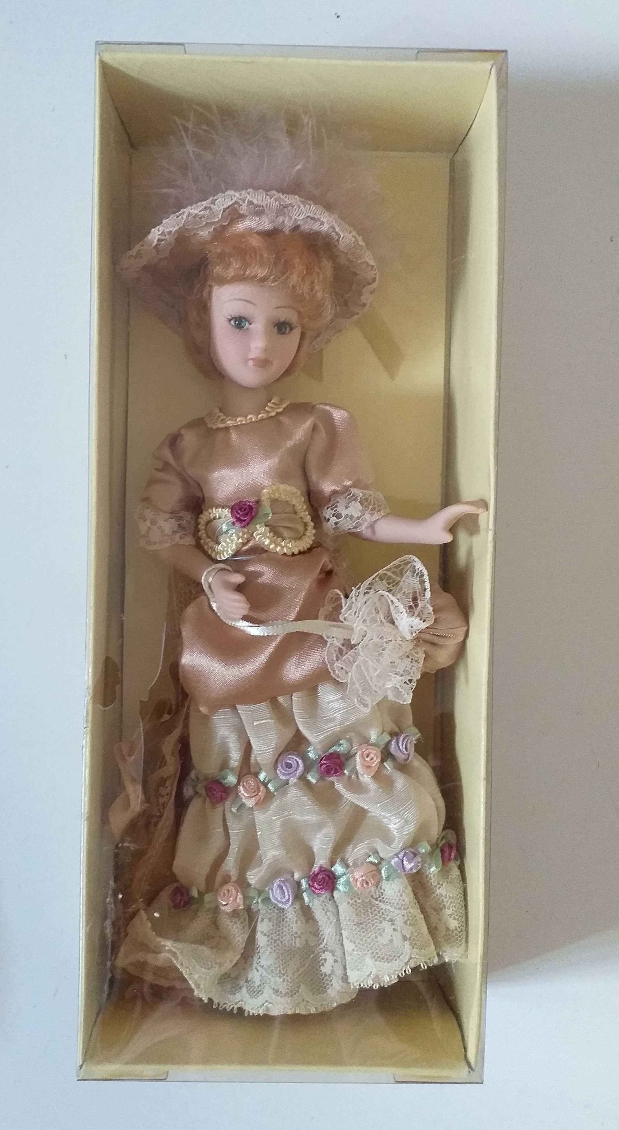 Bonecas em porcelana com fatos de damas antigas