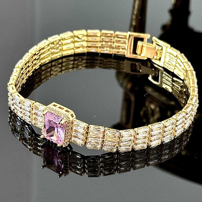 Bransoletka z Cyrkoniami i różowym Topazem, pochodzi z Londynu