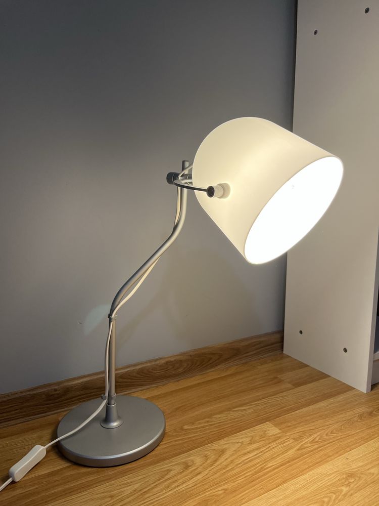 Stojacą lampka na biurko Svirvel ikea