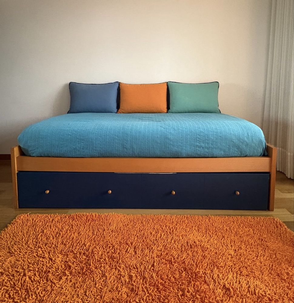 Mobilia de quarto com  2 camas individuais