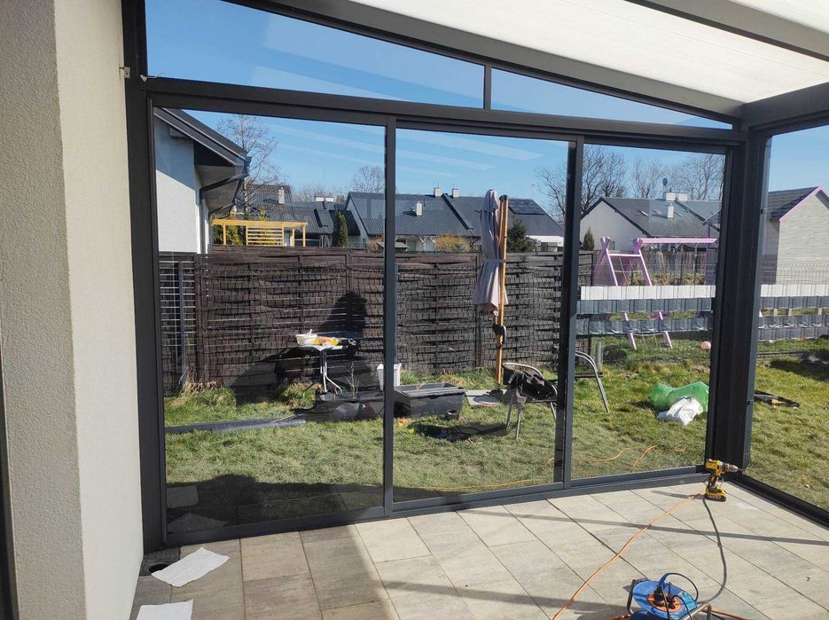 Szklane ściany przesuwne system ramowy przesuwny