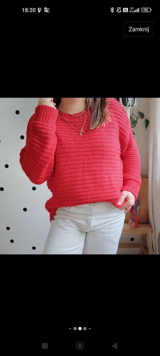 Czerwony sweter dzianinowy prążkowany oversize