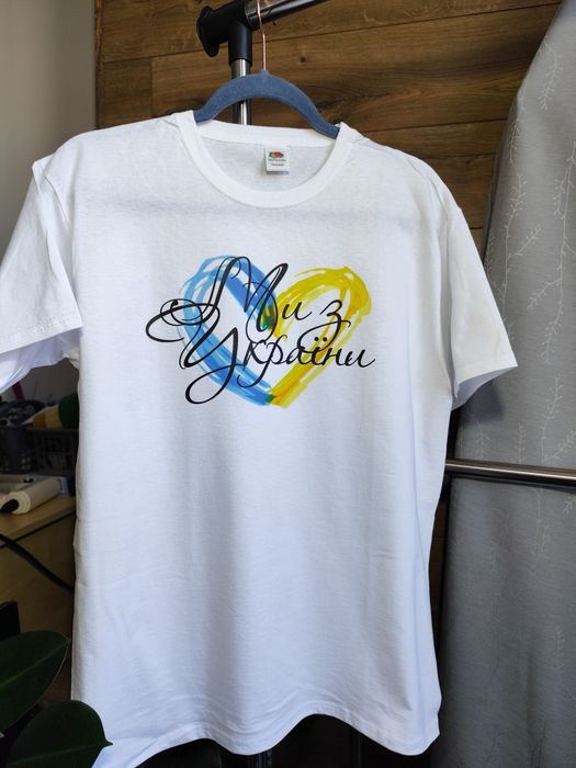 Патріотична жіноча біла футболка бавовняна